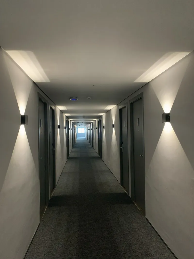 Korytarz hotelu z kinkietami